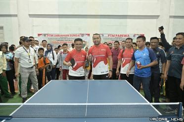 Gubernur Sumbar, Audy Joinaldy ikut bermain tenis meja usai...