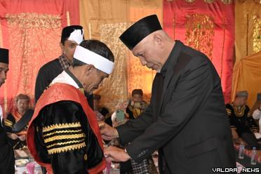 Gubernur Sumbar, Mahyeldi memasangkan keris pada prosesi...