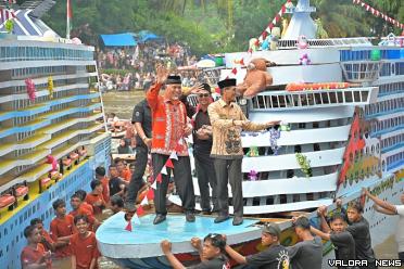 Gubernur Sumatera Barat (Sumbar) Mahyeldi bersama Safarudin...