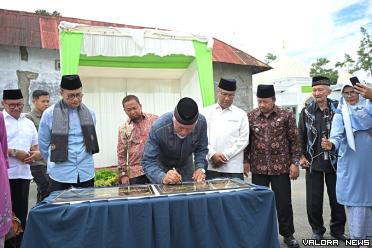 Gubernur Sumbar, Mahyeldi menandatangani prasasti peresmian...