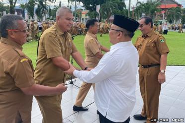 Sejumlah pegawai di Setdaprov Sumbar, memberikan ucapan...