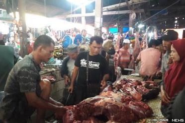 Pedagang daging sapi di Pasar Serikat Lubuk Basung.