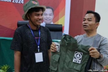 Anggota DPRD Sumbar, Hidayat memasangkan jaket pada peserta...