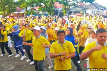 Ketua DPD Partai Golkar Pessel, Syafril Saputra (ke tiga...