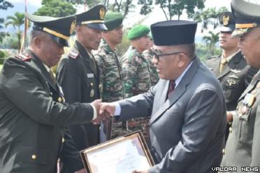 Asisten I Setda Agam, Rahman menyerahkan piagam penghargaan...