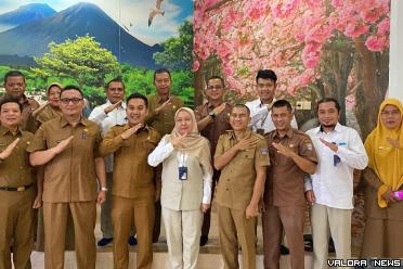 Plt Bupati Pasbar, Risnawanto dan staf, foto bersama dengan...