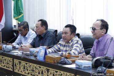 Tim Ahli DPRD Sumatera Barat, Mas Mera berdialog dengan...