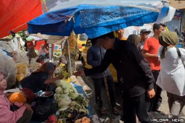 Calon wali kota nomor urut 3, Heldo Aura saat blusukan...