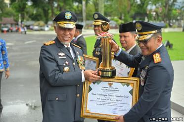 Gubernur Sumbar, Mahyeldi menerima piagam penghargaan...