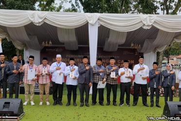 Ketua KPU Pasaman Barat, Alfi Syahrin beserta jajaran, foto...