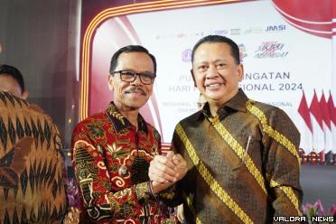 Bupati Limapuluh Kota, Safaruddin bersama Ketua MPR Bambang...