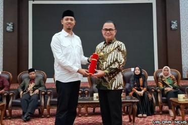 Wako Bukittinggi, Erman Safar menyerahkan nota pengantar...