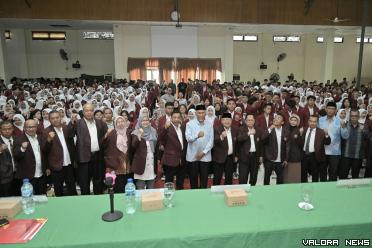 Gubernur Sumbar, Mahyeldi foto bersama dengan mahasiswa...