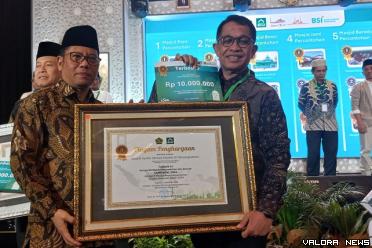 Dirjen Bimas Islam, Kamaruddin Amin serahkan penghargaan...