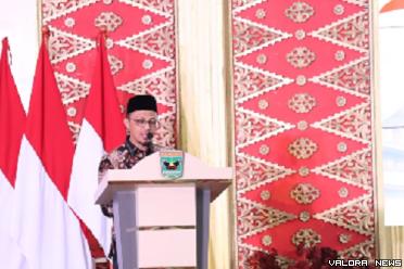 Ketua Sementara DPRD Sumbar, Irsyad Syafar memberikan...