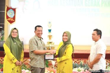 Bupati Rusma Yul Anwar menyerahkan Piala kepada Ketua TP...