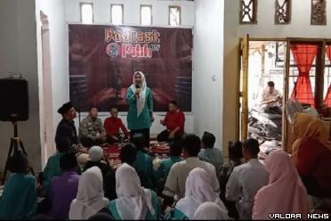 Peserta pelatihan public speaking, sedang unjuk kemampuan...