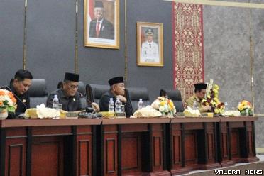 Ketua DPRD Padang, Syafrial Kani didampingi Ekos Albar...