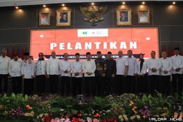 Ketua Umum PMI, Jusuf Kalla foto bersama Yozawardi (Pj...