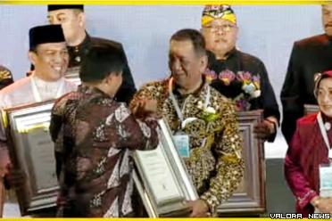 Bupati Pessel Rusma Yul Anwar menerima penghargaan Swasti...