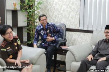 Ketua DPRD Sumbar, Irsyad Safar berdialog santai dengan...