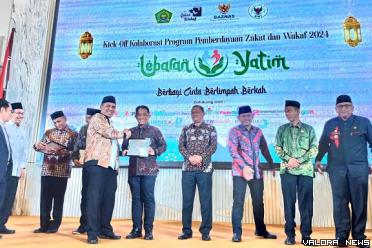 Wakil Menag RI, Saiful Rahmat Dasuki serahkan penghargaan...