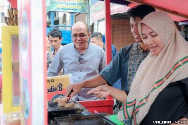 Ketua DPRD Sumbar, Supardi ikut antri membeli gorengan di...