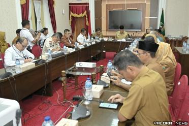 Gubernur Sumbar, Mahyeldi memimpin rapat khusus dengan...