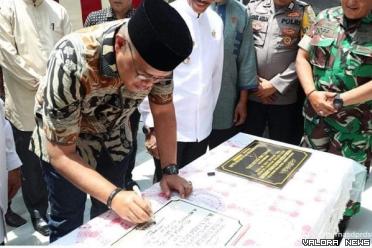 Ketua DPRD Sumatera Barat, Supardi menandatangani prasasti...