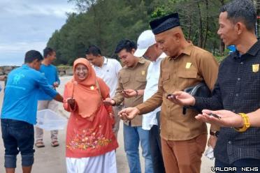 Sekretaris Komisi II DPRD Sumbar, Varel Oriano bersama...