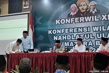 Prof Ganefri menandatangani dokumen kesedian jadi Ketua...