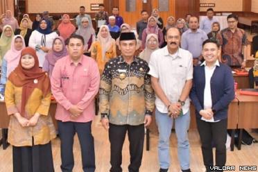 Pjs Bupati Agam, Endrizal foto bersama pemateri dan peserta...