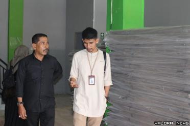 Ketua KPU Bukittinggi, Satria Putra (kanan) dampingi Ketua...