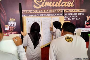 Petugas KPPS tengah menyalin hasil penghitungan suara pada...