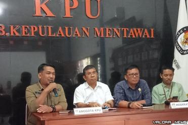 Ketua KPU Kepulauan Mentawai, Halomoan Pardede dan anggota...