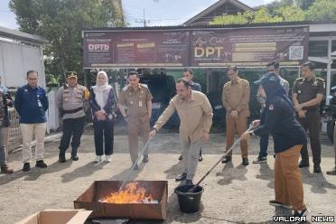 Ketua KPU Sawahlunto, Hamdani memimpin pemusnahan surat...