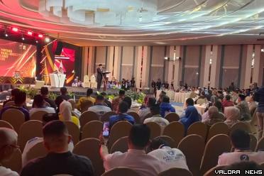 Ketua KPU Sumbar, Surya Efitrimen membuka kegiatan debat...