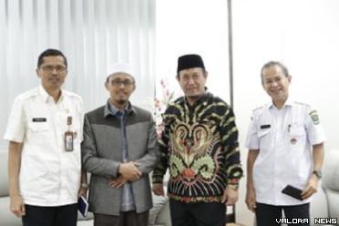 Ketua DPRD Sumbar, Irsyad Safar didampingi Raflis (Sekwan)...