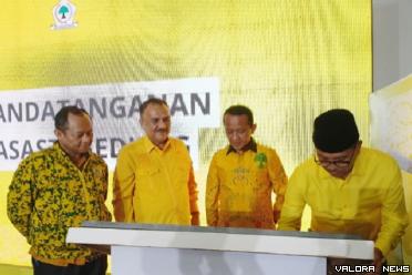 Ketua Partai Golkar Sumbar, Khairunas menandatangani...