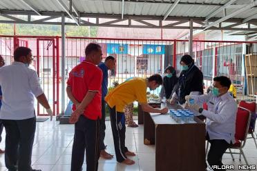 Personel BNN Payakumbuh, menerima urine WBP Lapas Suliki...