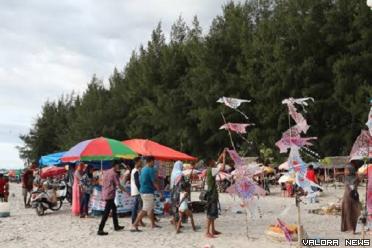 Pengunjung memadati Pantai Pasia Tiku di Kecamatan Tanjung...