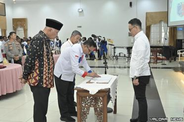 Gubernur Sumbar, Mahyeldi saksikan penandatangan SK...