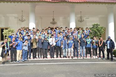 Gubernur Sumbar, Mahyeldi foto bersama skuad Persikopa...