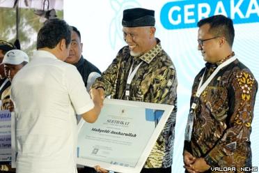 Gubernur Sumatera Barat, Mahyeldi menerima penghargaan dari...