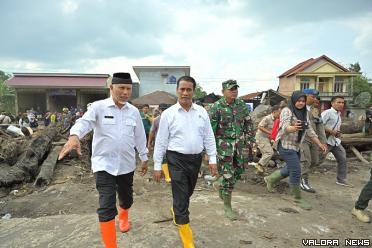 Gubernur Sumbar, Mahyeldi menemani Kepala BNPB saat...