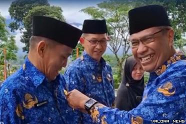 Wawako Bukittinggi, Marfendi memasangkan tanda penghargaan...