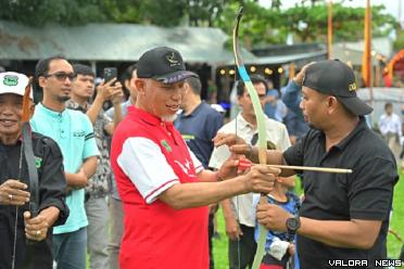 Gubernur Sumbar, Mahyeldi mencoba menggunakan panah usai...