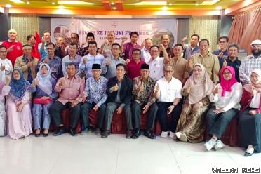 Dekan FT UMSB Bukittinggi, Masril foto bersama dengan...