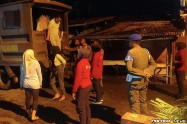 Personel Satpol PP Padang, menurunkan tujuh orang perempuan...