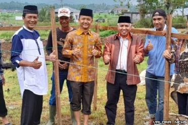 Anggota DPRD Sumatera Barat, Nufirmanwansyah letakan batu...